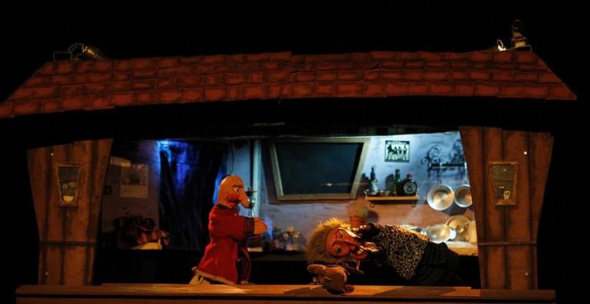 Un momento de la representación de 'La bruja y don Cristóbal', de la compañía Títeres de Abajo, hoy en el teatro de la calle, en Madrid. La obra llevó a los miembros de la compañía, integrada por Alfonso Lázaro y Raúl García, justo hace un año a prisión,