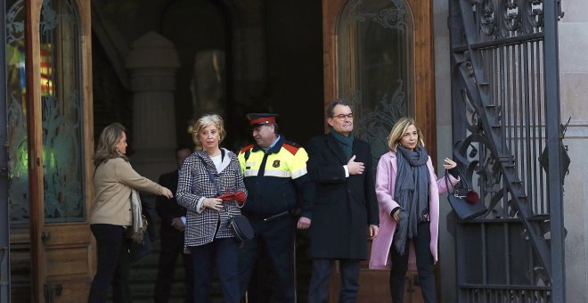 El expresidente de la Generalitat Artur Mas (2d), la exvicepresidenta Joana Ortega (d) y la exconsellera Irene Rigau (i) a su llegada al Palacio de Justicia de Barcelona donde son juzgados por desobedecer al Tribunal Constitucional (TC) en la consulta ind