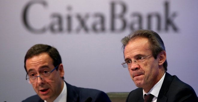 El presidente de Caixabank, Jordi Gual, y el consejero delegado del banco, Gonzalo Gortazar, durante la presentación de los resultados de 2016. REUTERS/Albert Gea