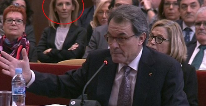 Imagen de televisión del expresidente de la Generalitat Artur Mas, durante su declaración en el juicio en el TSJC por la consulta del 9-N. A la derecha, con los brazos cruzados, entre el público, Cayetana Álvarez de Toledo, responsable del área de Interna