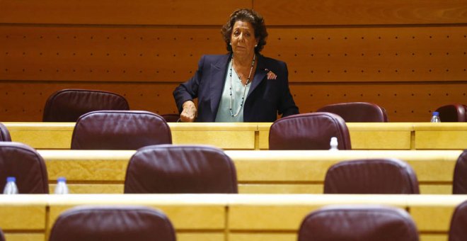 Rita Barberá, sola, en su escaño de senadora. Archivo EFE.