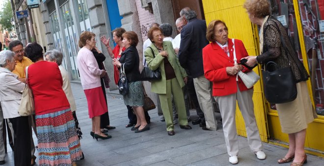 Un grupo de mujeres mayores conversa en una calle de Madrid. AFP/Gerard Julien
