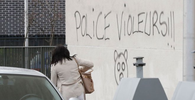 Una mujer camina junto a una pintada contra la violación de los policías en Aulnay-sous-Bois. FRANCOIS GUILLOT / AFP