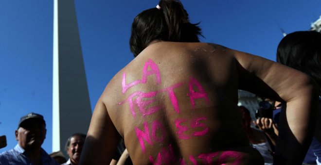 Una de las manifestantes durante la protesta en Buenos Aires. | MARCOS BRINDICCI (REUTERS)