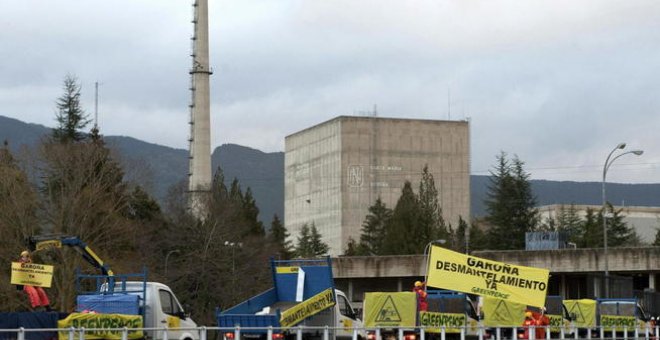 Una protesta de Greenpeace contra la reapertura de Garoña en 2014. EFE