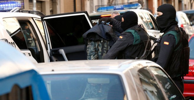 La Guardia Civil detiene a un sospechoso de ayudar al Estado Islámico en Badalona. REUTERS/Albert Gea