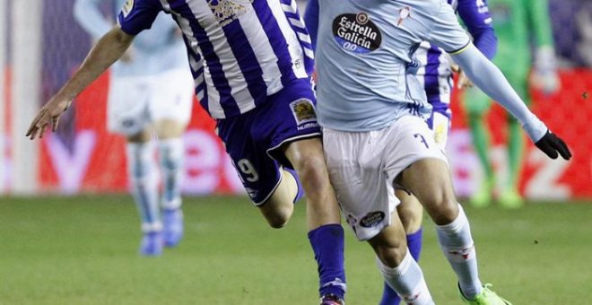 Theo Bongonda y Manu García en un momento del partido. EFE/ADRIÁN RUIZ DE HIERRO