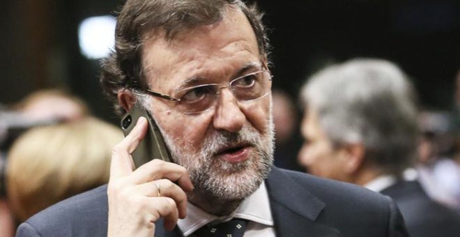 Rajoy habla por teléfono, en una imagen de archivo. | EFE