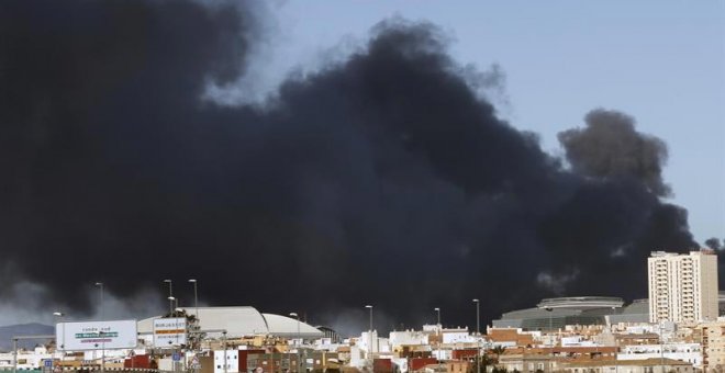 Columna de humo generada como consecuencia del incendio ocurrido en la empresa química Indukern, en Paterna. | JUAN CARLOS CÁRDENAS (EFE)