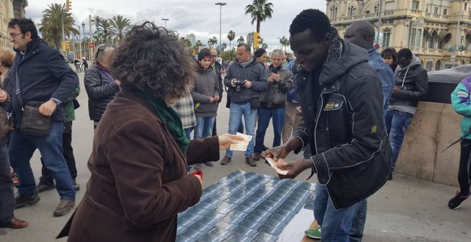 Los manteros de Barcelona venden el documental 'Tarajal' por diez euros /Tancada pels drets inmigració