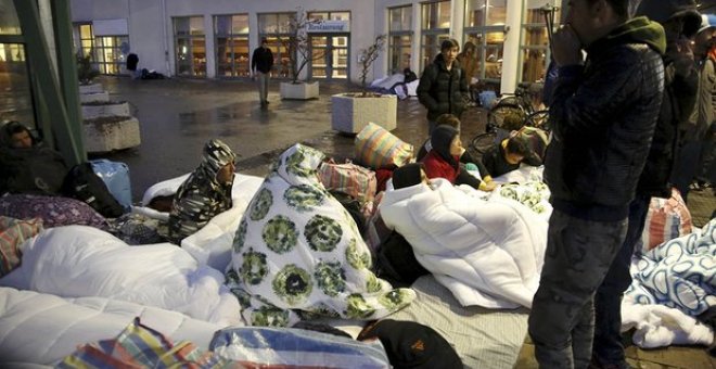 Unos refugiados duermen frente al centro de inmigración de Suecia situado en Malmö. REUTERS/Archivo