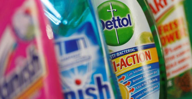 Algunos de los productos de la firma británica de consumo Reckitt Benckiser, como 'Vanish', 'Finish', 'Dettol' y 'Harpic', en un supremercado de Londres. REUTERS/Stephen Hird