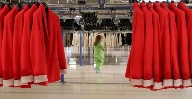 Una mujer trabajando en una fábrica de una de las grandes empresas en España/REUTERS