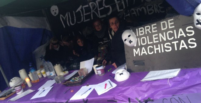 Ocho mujeres comienzan una huelga de hambre indefinida en el centro de Madrid. PÚBLICO