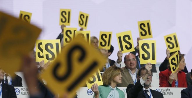 El presidente del PP, Mariano Rajoy, y la secretaria general del partido, María Dolores de Cospedal, durante una de las votaciones del XVIII Congreso que se ha inaugurado esta tarde en la Caja Mágica de Madrid. EFE/JuanJo Martín