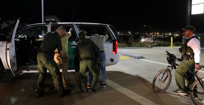 Agentes de la patrulla de frontera de EEUU detienen a unoshombres de la India que han entrado en el país saltando sobre la valla con México, cerca de la localidad de Calexico, en el Estado de California. REUTERS/Mike Blake