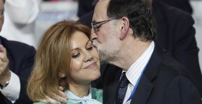 El presidente del PP, Mariano Rajoy, besa a la secretaria general del partido, María Dolores de Cospedal, tras presentar el informe de gestión durante el XVIII Congreso nacional del partido. | JAVIER LIZÓN (EFE)