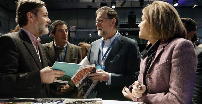 El presidente del Gobierno y líder del PP, Mariano Rajoy, y la secretaria general del partido, María Dolores de Cospedal, a su llegada a la segunda jornada del XVIII Congreso que se celebra en la Caja Mágica, en Madrid. EFE/Javier Lizón