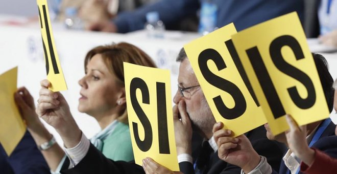 La secretaria general del PP, María Dolores de Cospedal, durante una de las votaciones del inicio del XVIII Congreso nacional del PP. | JAVIER LIZÓN (EFE)