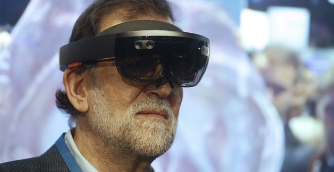 El presidente del Gobierno y líder del PP, Mariano Rajoy, con unas gafas de realidad virtual tras su llegada a la segunda jornada del XVIII Congreso nacional del partido en la Caja Mágica, en Madrid. EFE/Javier Lizón