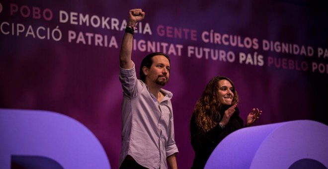 Pablo Iglesias saluda a los asistentes desde la tribuna acompañado por la diputada de Podemos por Cádiz, Noelia Vera. | JAIRO VARGAS