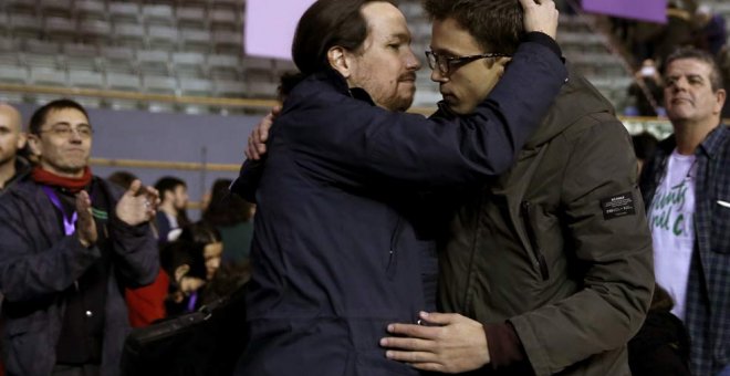 Pablo Iglesias e Íñigo Errejón se abrazan al final de la mañana, en la pausa para comer. | CHEMA MOYA (EFE)