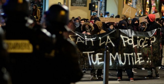 Gendarmes franceses toman posiciones ante una protesta contra la violencia policial. - AFP