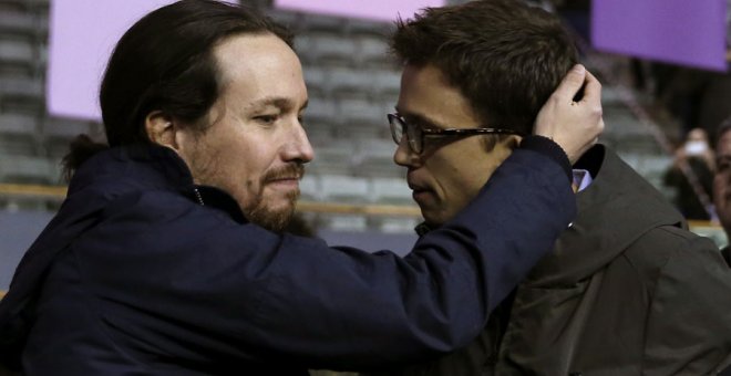 Íñigo Errejón y Pablo Iglesias se abrazan durante primera jornada de la Asamblea Ciudadana.- EFE