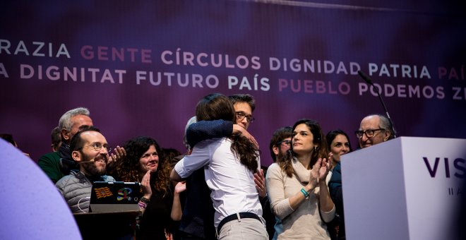 El líder de Podemos, Pablo Iglesias, se abarazo con Iñigo Errejón en el escenario tras la proclamación de los resultados en las votaciones de la Asamblea Ciudadana Estatal de Vistalegre II. JAIRO VARGAS