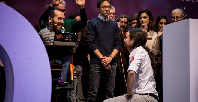 El lider de Podemos, Pablo Iglesias, hace una genuflexión ante Pablo Echenique, en el escenario tras la proclamación de los resultados de las votaciones de la Asamblea Ciudadana Estatal Vistalegre II. JAIRO VARGAS