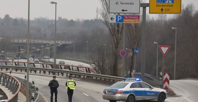 Un coche de policía bloquea uno de los accesos al aeropuerto de la ciudad alemana. | FABIAN BIMMER (EFE)