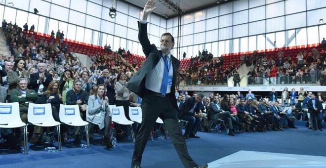 El líder del PP, Mariano Rajoy, saluda a los asistentes al acto de clausura del XVIII Congreso nacional del Partido Popular en la Caja Mágica de Madrid. EFE