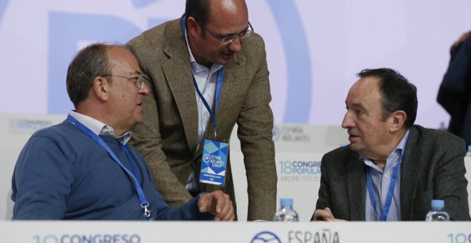 El presidente de Murcia, Pedro Antonio Sánchez (c), conversa con el presidente del PP de Extremadura, José Antonio Monago (i), y el de La Rioja, Pedro Sanz (d), durante el XVIII Congreso del partido celebrado este fin de semana en Madrid. EFE/JuanJo Martí