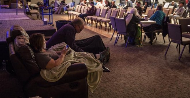 Evacuados descansan en un albergue improvisado en la iglesia Neighborhood en Chico, California. - EFE