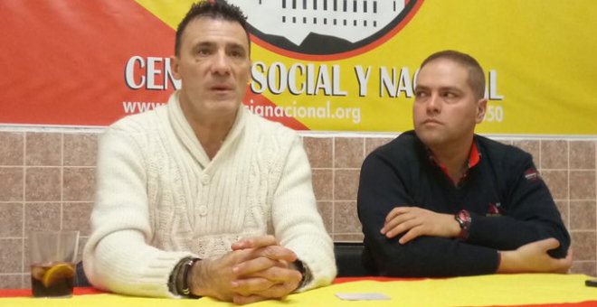Imagen de Alfredo Perdigol (izquierda) durante la charla sobre inseguridad ciudadana en Valladolidad organizada por el partido de extrema derecha, Democracia Nacional / TWITTER