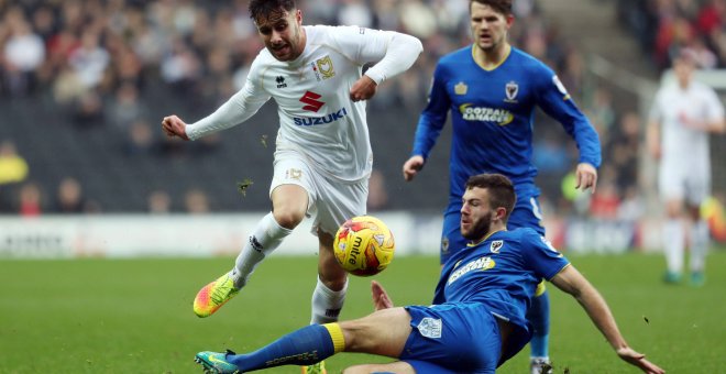 Un lance de partido entre el AFC Wimbledon (el equipo que montaron los socios del antiguo Wimbledon) y el Milton Keynes Dons, el antiguo Wimbledon renombrado y alejado de su lugar de origen. Ahora ambos clubes conviven en la Football League One y protagon