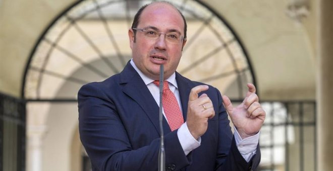 El presidente de Murcia, Pedro Antonio Sánchez, durante la rueda de prensa que ha ofrecido tras conocer el auto del juez de la Audiencia Nacional Eloy Velasco, que ha abierto una causa contra él y la senadora Pilar Barreiro. EFE/Marcial Guillén