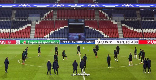 Los jugadores del FC Barcelona durante el entrenamiento del equipo ayer en el estadio Parque de los Príncipes de París. /EFE
