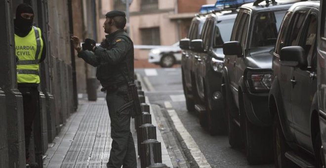 Agentes de la Guardia Civil registran el domicilio del barrio de San Francisco de Bilbao donde vive el hombre argelino arrestado esta mañana por adoctrinamiento del yihadismo. /EFE