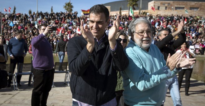 El ex secretario general del PSOE, Pedro Sánchez, con el alcalde de Dos Hermanas, Francisco Toscano, en el mitin donde anunció su candidatura a las primarias del Partido Socialista. EFE