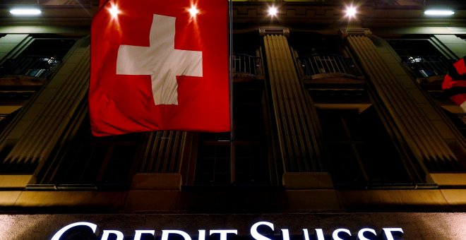 La bandera suiza en la sede del banco Credit Suisse, en la laza Federal de Berna. REUTERS/Ruben Sprich