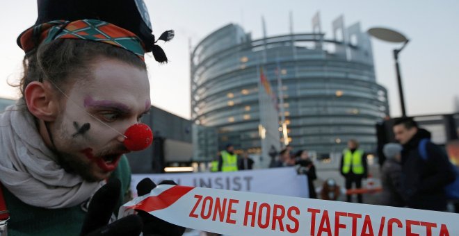 Un manifestante en contra del CETA disfrazado de payaso en Estrasburgo, Francia. / REUTERS