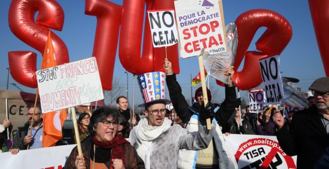 Manifestantes durante las protestas en Estrasburgo en contra del acuerdo entre la UE y Canadá (CETA), Francia / AFP