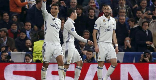 El centrocampita brasileño del Real Madrid Carlos Henrique Casemiro (i) celebra su gol, tercero del equipo frente al Nápoles, durante el partido de ida de los octavos de final de la Liga de Campeones que se juega esta noche en el estadio Santiago Bernabéu