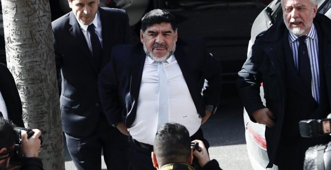 El exfutbolista argentino Diego Armando Maradona y el presidente del Nápoles, Aurelio de Laurentis, a su llegada a la comida que las directivas del Real Madrid y el Nápoles celebraron hoy previa al partido de ida de los octavos de final de la Champions Le