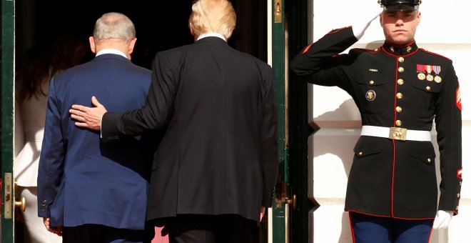 Donald Trump, de espaldas, junto al primer ministro de Israel, Benjamin Netanyahu. - REUTERS
