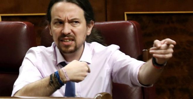 El líder de Podemos, Pablo Iglesias, se dirige a la bancada popular en el Congreso de los Diputados, EFE/Sergio Barrenechea