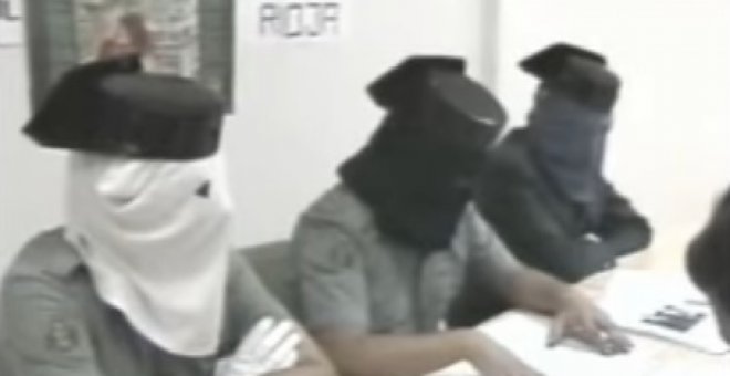 Guardias civiles miembros del sindicato clandestino SUGC, en rueda de prensa en la década de los 80.
