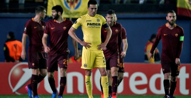 El centrocampista del Villarreal, Bruno Soriano, tras uno de los goles de la Roma. /EFE