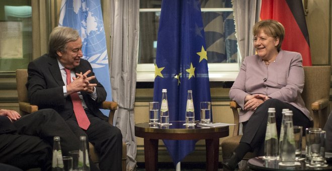 La canciller alemana, Angela Merkel (d), y al secretario general de las Naciones Unidas, Antonio Guterres (i), durante su reunión en el marco de la 53 Conferencia de Seguridad de Múnich (MSC), que se celebra en el hotel 'Bayerischer Hof'